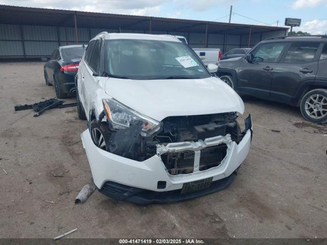  Salvage Nissan Kicks