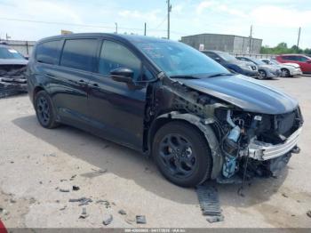  Salvage Chrysler Pacifica