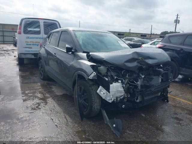  Salvage Nissan Kicks