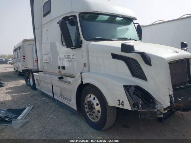  Salvage Volvo Vnl