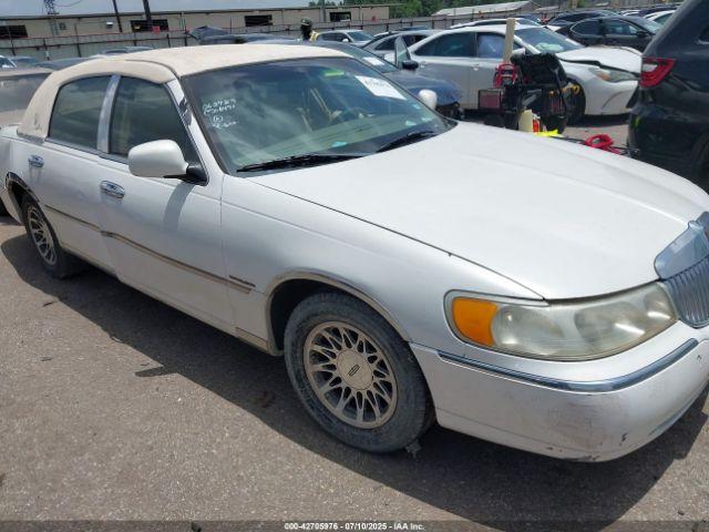  Salvage Lincoln Towncar