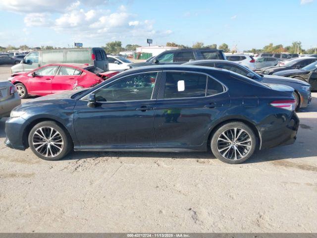 Toyota Camry Se Image 13