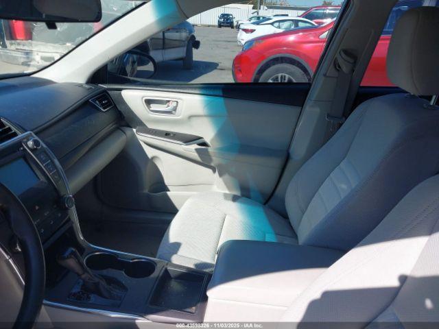 Toyota Camry Le Image 8