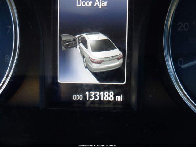 Toyota Camry Le Image 12