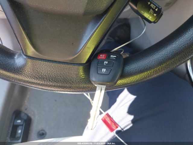 Toyota Camry Le Image 3