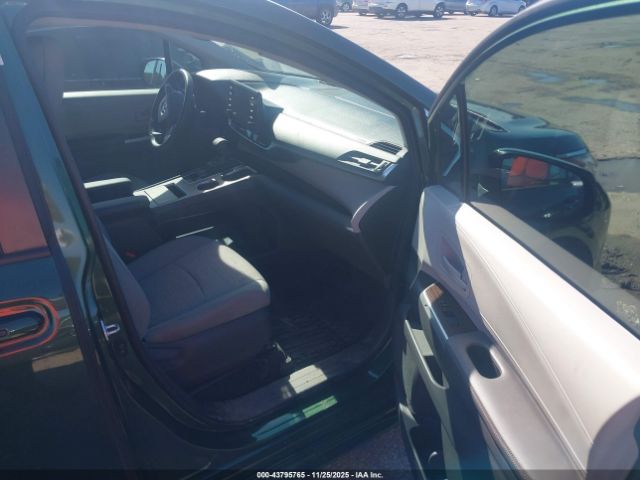 Toyota Sienna Le Image 11