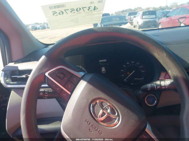 Toyota Sienna Le Image 3