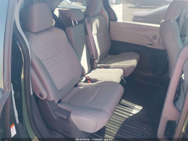 Toyota Sienna Le Image 5