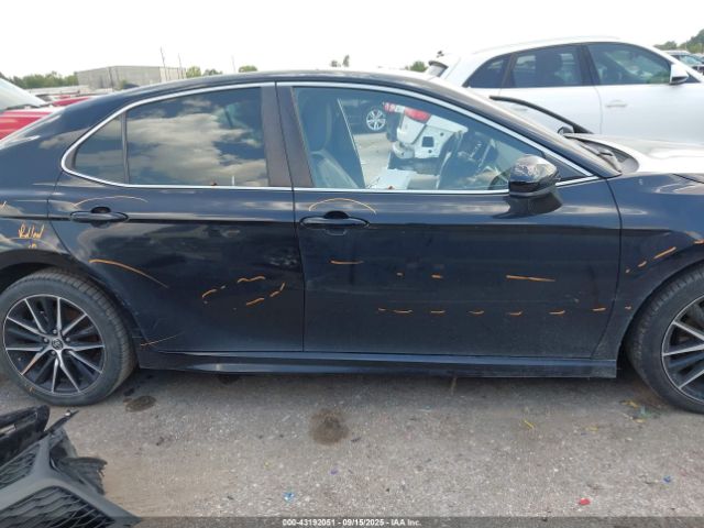 Toyota Camry Se Image 10