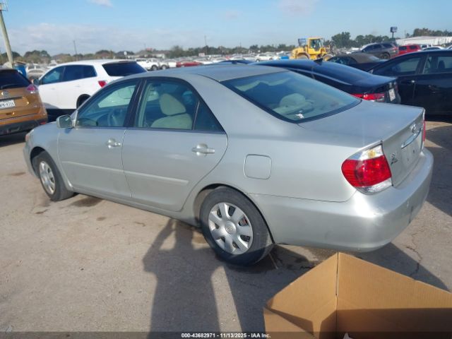 Toyota Camry Le Image 7