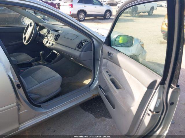 Toyota Camry Le Image 6