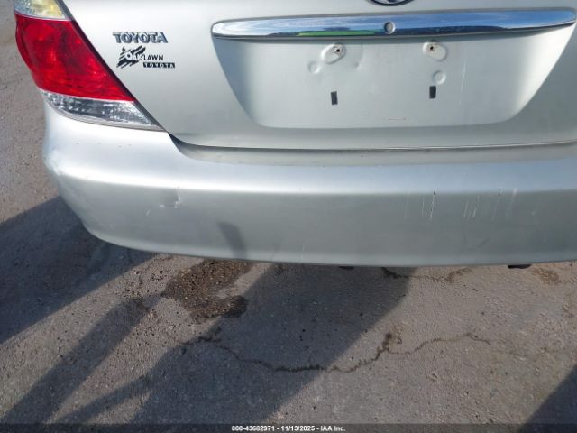 Toyota Camry Le Image 8