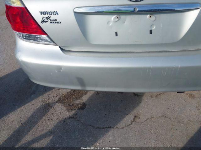 Toyota Camry Le Image 8