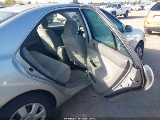 Toyota Camry Le Image 2