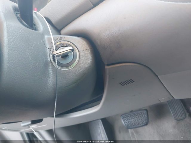 Toyota Camry Le Image 10