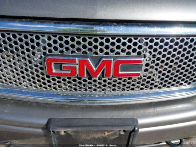 GMC Yukon Denali Image 4
