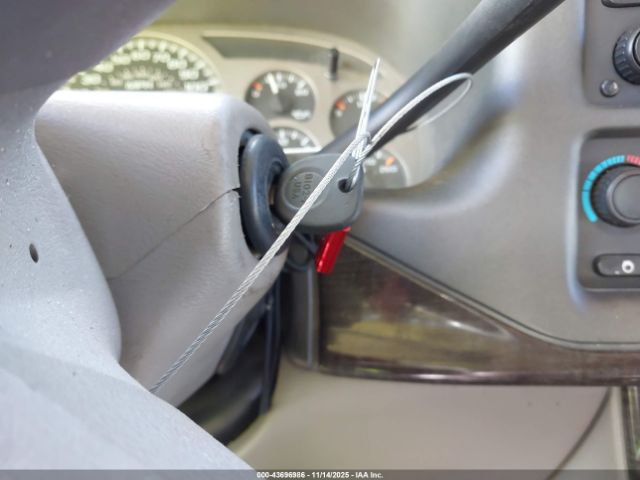 GMC Yukon Denali Image 8