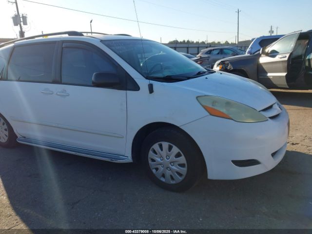 Toyota Sienna Le Image 1