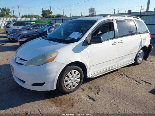 Toyota Sienna Le Image 4