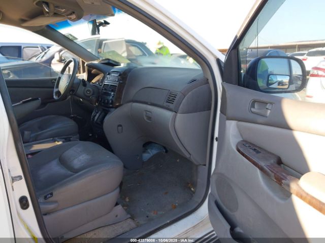 Toyota Sienna Le Image 16