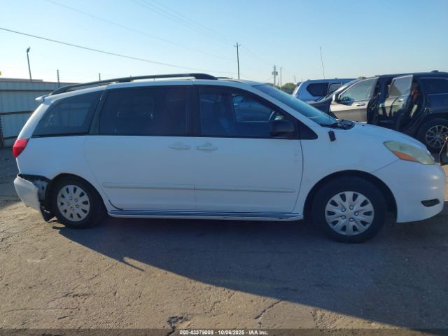 Toyota Sienna Le Image 11