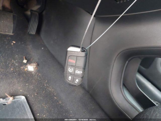 Chrysler 200 S Image 2