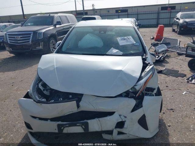 Toyota Prius Two Image 16