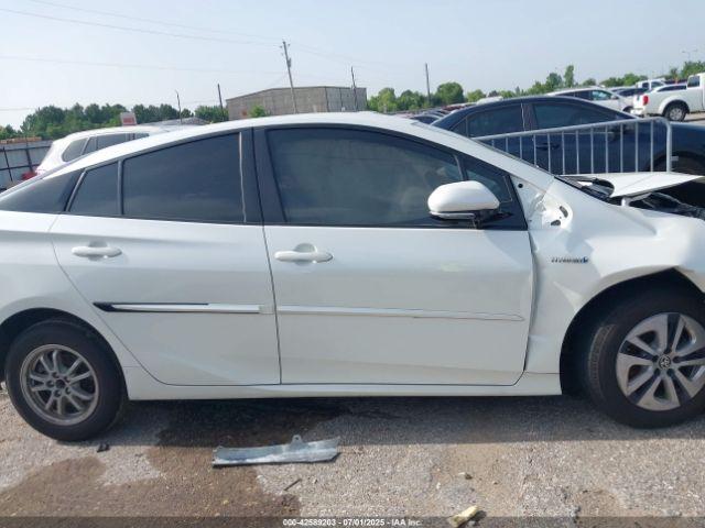 Toyota Prius Two Image 2