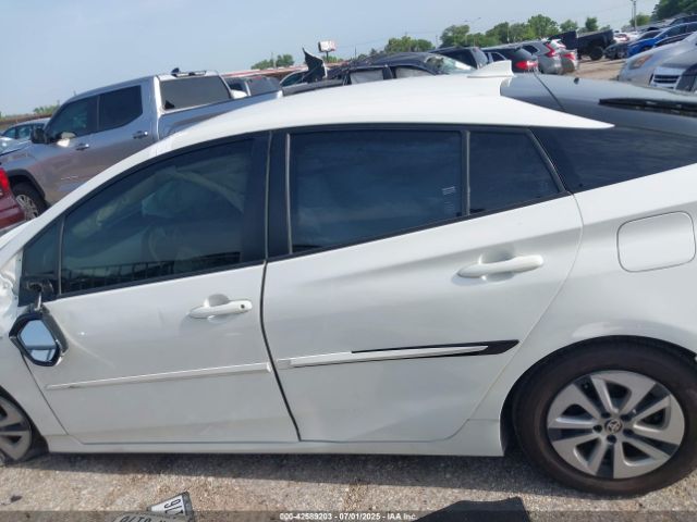 Toyota Prius Two Image 13