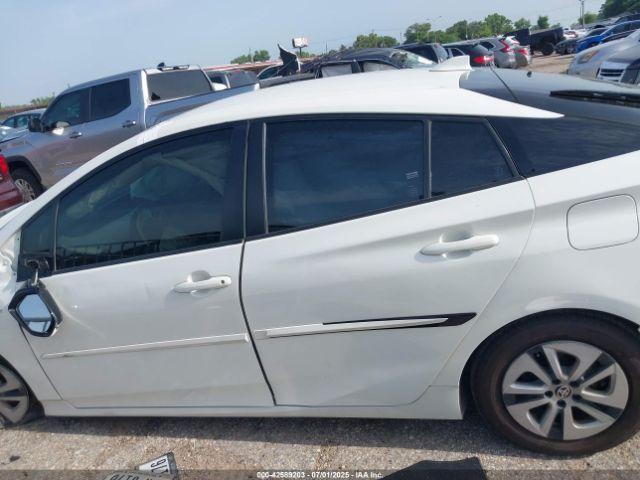 Toyota Prius Two Image 13