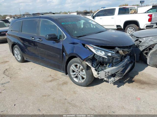  Salvage Toyota Sienna