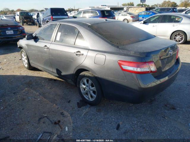 Toyota Camry Le Image 4
