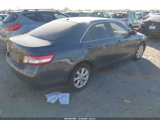 Toyota Camry Le Image 3