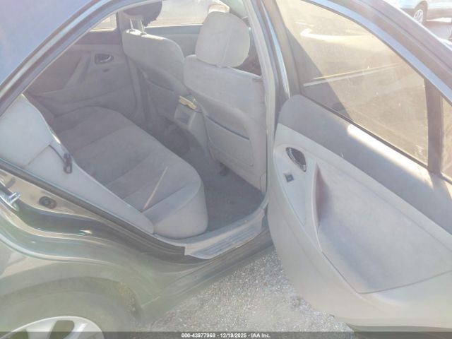 Toyota Camry Le Image 6