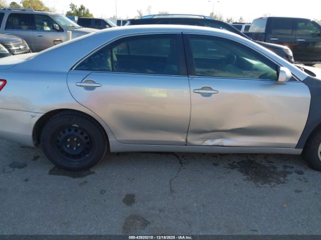 Toyota Camry Le Image 4