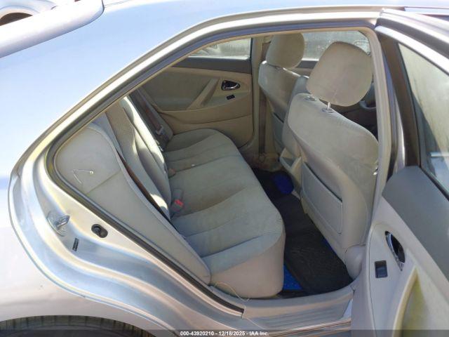 Toyota Camry Le Image 7