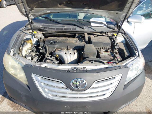 Toyota Camry Le Image 9