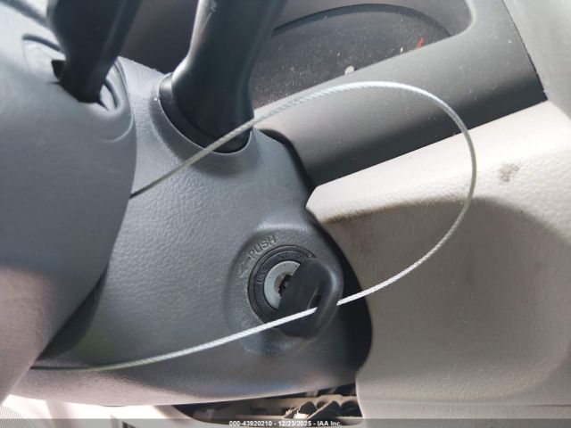 Toyota Camry Le Image 10