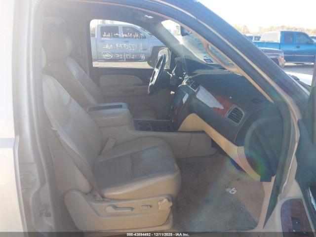 Chevrolet Suburban 1500 Lt Image 6