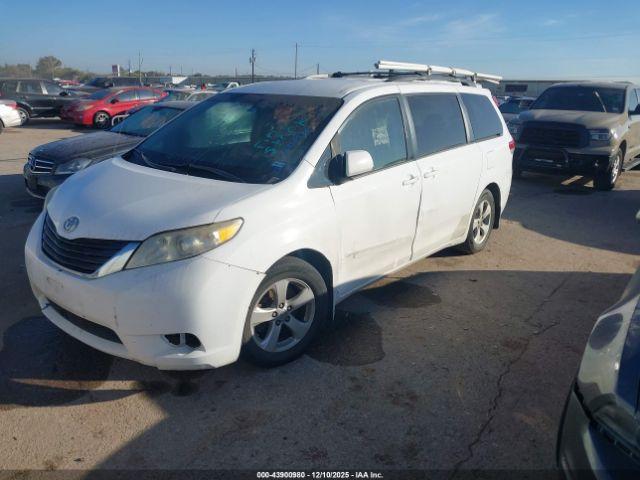 Toyota Sienna Le V6 8 Passenger Image 3
