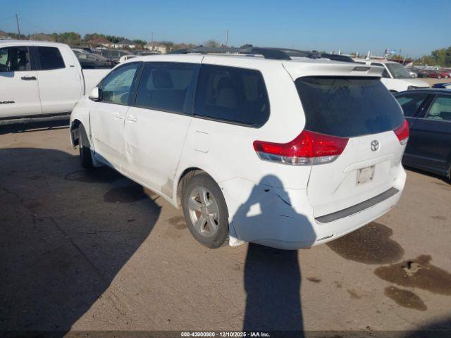 Toyota Sienna Le V6 8 Passenger Image 4