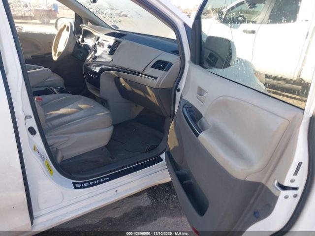 Toyota Sienna Le V6 8 Passenger Image 9