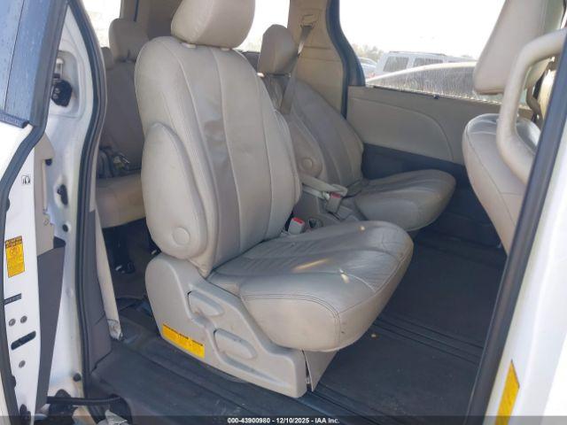 Toyota Sienna Le V6 8 Passenger Image 10