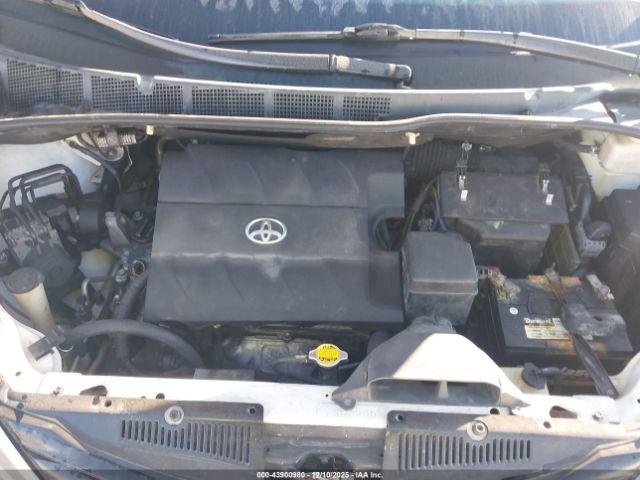 Toyota Sienna Le V6 8 Passenger Image 12