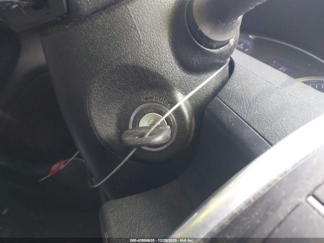 Toyota Camry Le Image 5