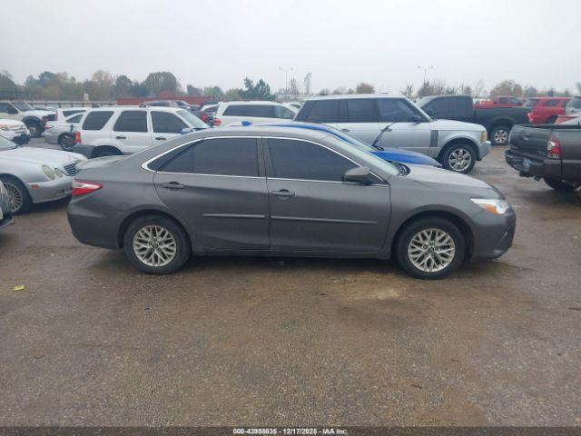 Toyota Camry Le Image 3