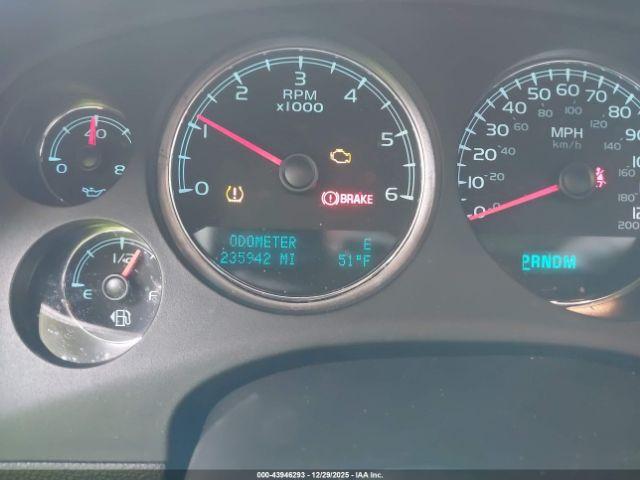 Chevrolet Suburban 1500 Lt Image 11