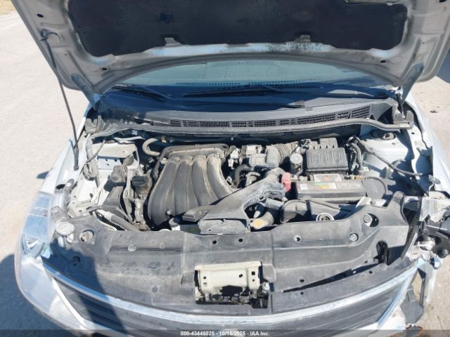 Nissan Versa 1.8 S Image 6