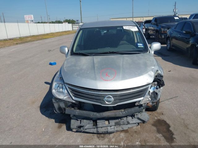Nissan Versa 1.8 S Image 2
