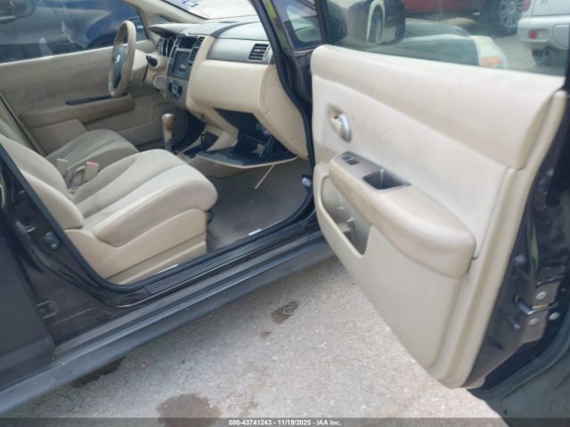 Nissan Versa 1.8s Image 11